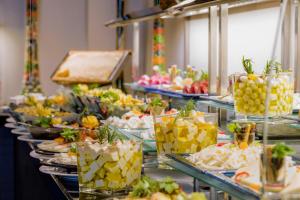 uma linha de buffet com muitos tipos diferentes de alimentos em Wish More Hotel Istanbul em Istambul