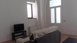 a living room with a couch and a tv at La casetta di Flavia :guest house molto accogliente in Rionero in Vulture