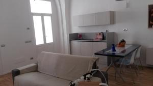 O bucătărie sau chicinetă la La casetta di Flavia :guest house molto accogliente +12 fotografii