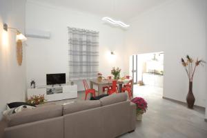 a living room with a couch and a table at Casa Vignale in Avola