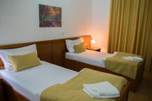 Postel nebo postele na pokoji v ubytování Hotel Dajti