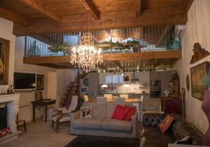 アルベロベッロにあるB&B Cenzinaのソファとシャンデリアのあるリビングルーム