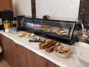 a buffet with a fish tank and food on a counter at Vila Preciosa in Alba Iulia