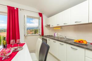 Kuchyň nebo kuchyňský kout v ubytování Apartments Vesna