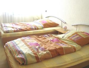 two beds sitting next to each other in a room at Ferienwohnung Lindlar in Lindlar