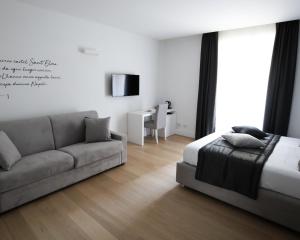 un soggiorno con un divano e un letto di B&B LIONORA a Napoli
