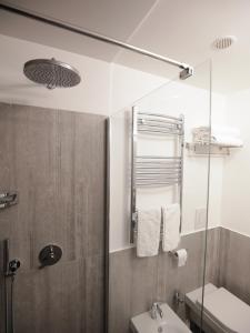 un bagno con doccia, WC e lavandino di B&B LIONORA a Napoli