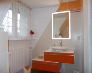 un bagno con lavandino e specchio di LES AJONCS a Plougrescant