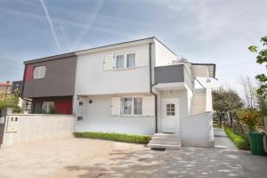 Casa blanca con entrada en Apartment Ana, en Fažana 18 fotos más