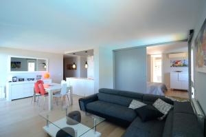 a living room with a couch and a dining room at VILLA DEL GOLF in Pals