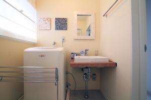 Bilik mandi di Spacious Tokyo Apartment for 6-8 Guests!! 1 min to Morisita Station , Direct to Shinjuku
