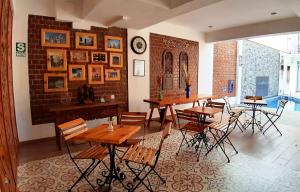 una stanza con tavoli e sedie e un muro di mattoni di El Encanto a Lunahuaná