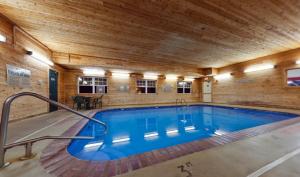 a large indoor pool with a wooden ceiling at Country Inn & Suites by Radisson, Kearney, NE in Kearney