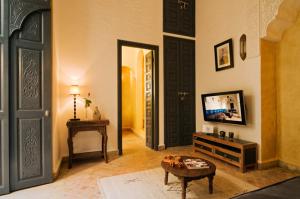 TV a/nebo společenská místnost v ubytování Riad Cinnamon by Marrakech Riad
