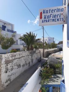 uma vista para a rua a partir da varanda de um edifício em Katerina Kafieri Apartments em Firostefani