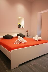 Un pat sau paturi într-o cameră la Vulcano Apartment