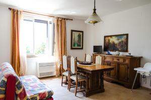 ein Esszimmer mit einem Tisch und einem Fenster in der Unterkunft Agriturismo La Fragolaia in Marina di Grosseto