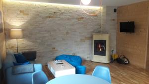 Μια τηλεόραση ή/και κέντρο ψυχαγωγίας στο Apartamenty Jezioro i Las Mazury