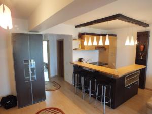 a kitchen with a counter and a counter top at SeaSide Piano Bar Apartament in Mamaia