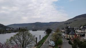 - une vue sur une ville avec une rivière et des montagnes dans l'établissement Villa Cella, à Zell