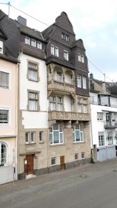 un edificio de apartamentos con balcón en un lateral en Villa Cella, en Zell an der Mosel