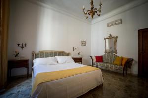 ein Schlafzimmer mit einem großen Bett und einem Stuhl in der Unterkunft b&b Florence Cathedral in Florenz