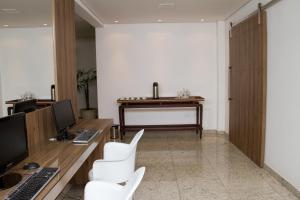 TV a/nebo společenská místnost v ubytování Santorini Hotel