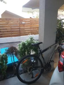 uma bicicleta estacionada ao lado de um edifício em Hamedina de Silvina em Kafr Sābā