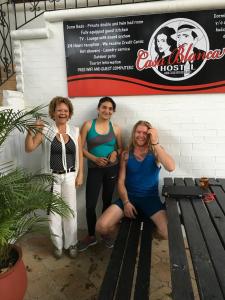 um grupo de três mulheres ao lado de um banco em Casablanca Hostel Cali B&B em Cali