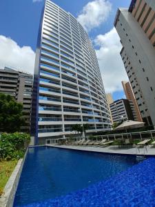 um grande edifício com uma piscina em frente em Apartamento 2 quartos Meireles Fortaleza no My Way em Fortaleza