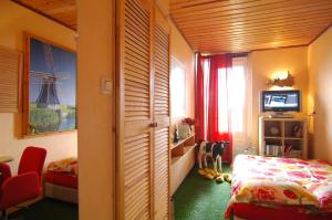 een kamer met een slaapkamer met een bed en een raam bij Bed and Breakfast Tulip Gallery in Amsterdam