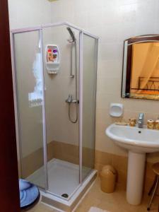 Koupelna v ubytování Bright & Airy sea views apartment + 9 fotografií