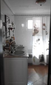 baño con 2 lavabos y ventana en Home From Home en Teguise