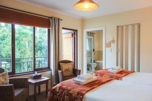 喬治的住宿－櫻桃貝里旅館，一间卧室设有两张床和大窗户