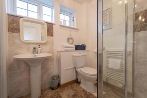 A bathroom at Delightful Annexe Apartment in St Andrews - Free Parking 