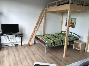 Un pat sau paturi într-o cameră la Cityflair Apartments
