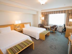 Habitación de hotel con 2 camas y ventana en Keio Plaza Hotel Hachioji en Hachioji