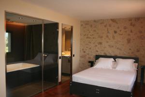 Postel nebo postele na pokoji v ubytování Hotel Mas Oliveres Pla de Palau