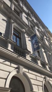 un edificio con una bandera a un lado. en Kings Residence en Praga