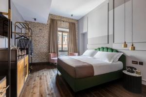 um quarto de hotel com uma cama e uma televisão em Chapter Roma em Roma