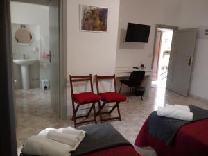 a living room with two chairs and a sink at B&B La Casetta in Bolognano
