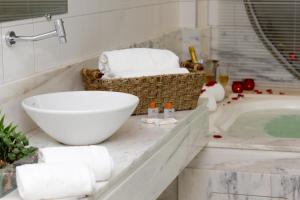 Koupelna v ubytování Santorini Hotel