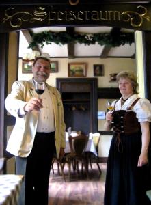 Un uomo e una donna con in mano dei bicchieri di vino. di Hotel Alt Wassenberg a Wassenberg