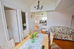 een woonkamer met een bank en een tafel met bloemen bij Broby Bed & Breakfast in Nyköping