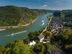 an aerial view of a river and a town at Kirchhausen in Oberwesel