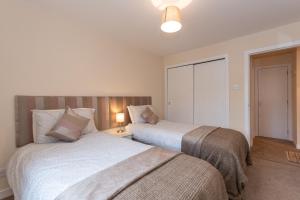 
a hotel room with a bed and two lamps at Central St Andrews 2 Bed Apartment - Free Parking in St. Andrews
