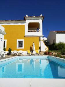 uma villa com piscina em frente a uma casa em Casa da Paleta em Castelo de Vide