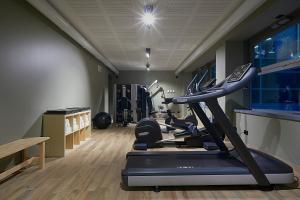 een fitnessruimte met cardio-apparatuur in een kamer bij Link124 Hotel in Parma