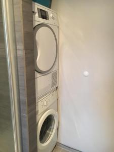 a washing machine and a dryer in a bathroom at Ferienwohnung Helga in Bendorf