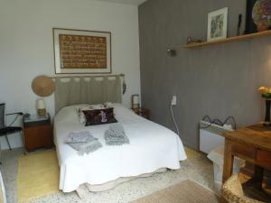 Katil atau katil-katil dalam bilik di Shanti House Luberon